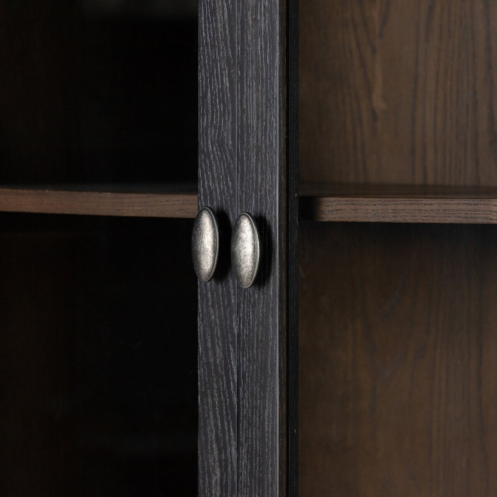 
                  
                    Tom Cabinet
                  
                