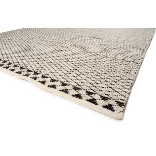 5x7.7 Opal Rug, Black/White