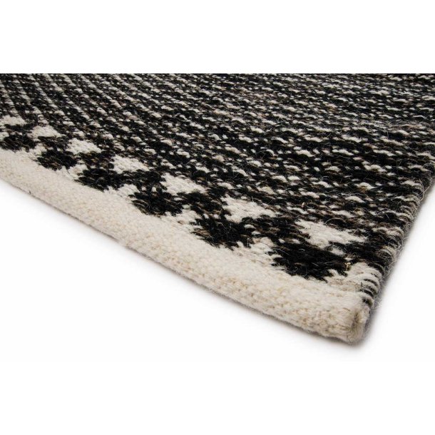 5x7.7 Opal Rug, Black/White